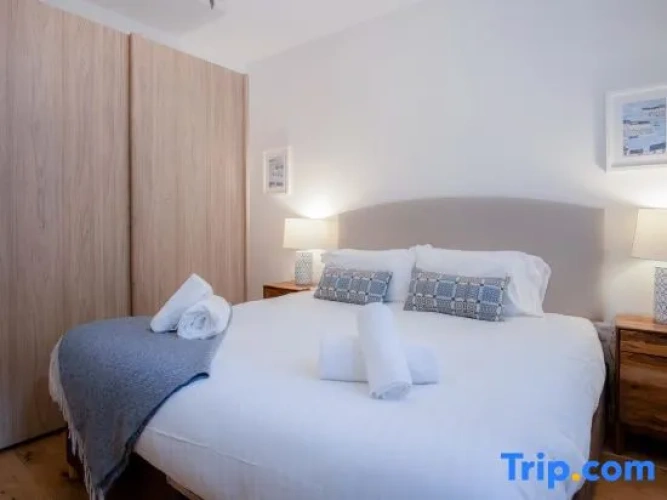 3 Bedrooms Apartment