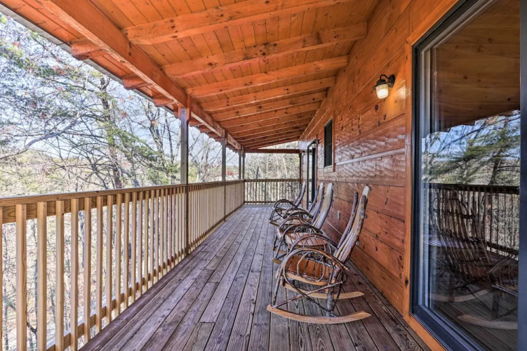 Luxe Cabin w/ Hot Tub, Theater, Pool Table, Arcade