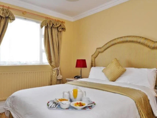 Longford Arms Hotel