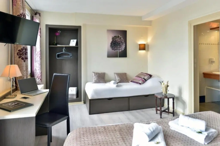 Standard Triple room
