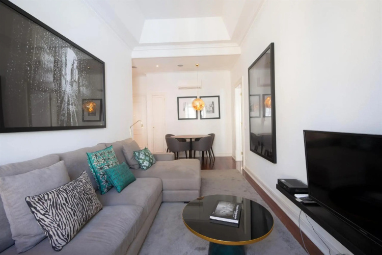 Nomad's Fine Arts in Chiado with Garage
