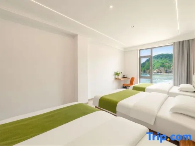Standard Triple room with sea view