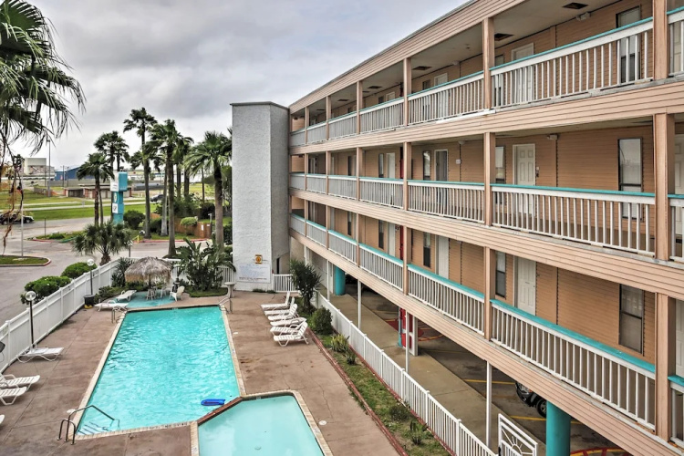 Surfside 'sandcastle Suite' w/ Balcony & 2 Pools!