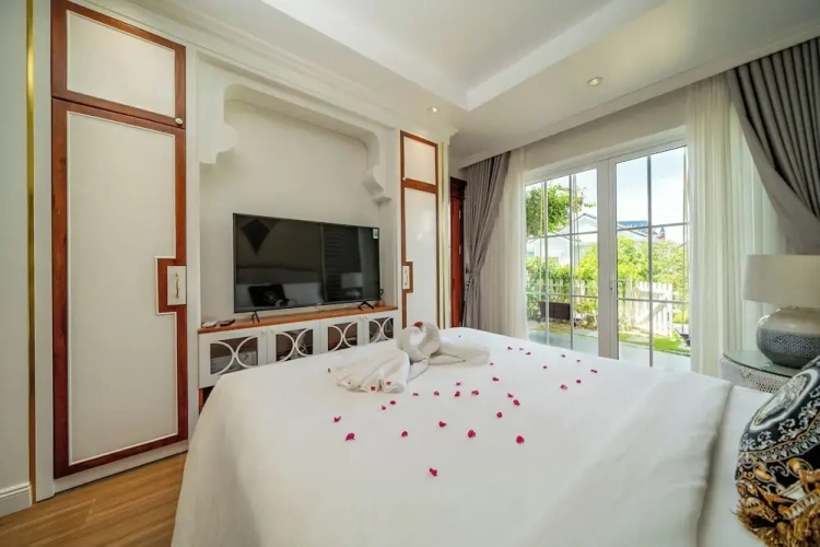 4 Bedrooms Luxury Villa with balcony and beachfront