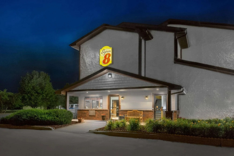 Super 8 Boone