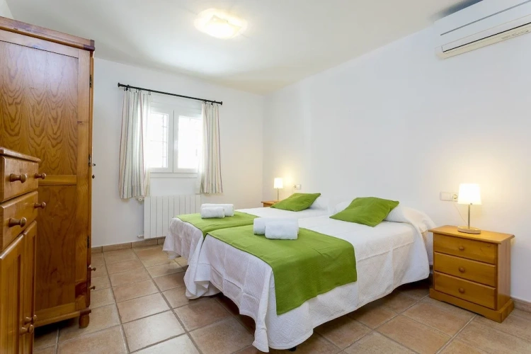 4 Bedrooms Villa