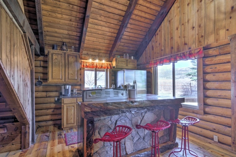 Rustic Cabin 20 Mins to Capitol Reef Nat'l Park!
