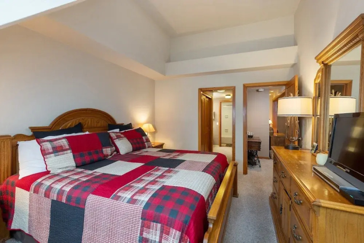 2130 The Pines 1 Bedroom Condo by RedAwning