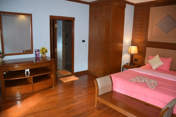 4 Bedrooms Villa