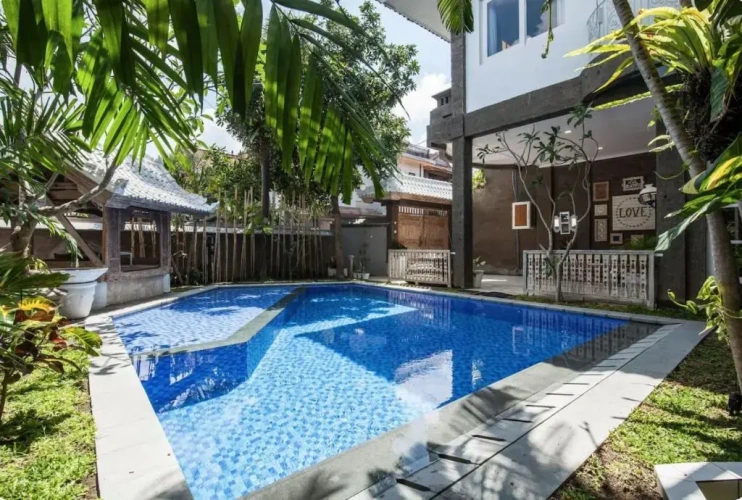 5 Bedrooms Villa