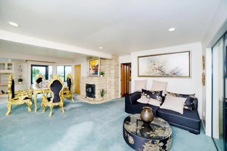 261 Holiday House