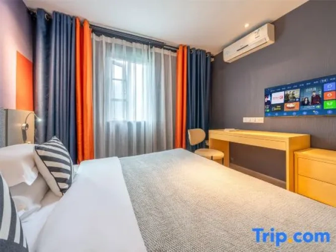 Standard Double room with city view
