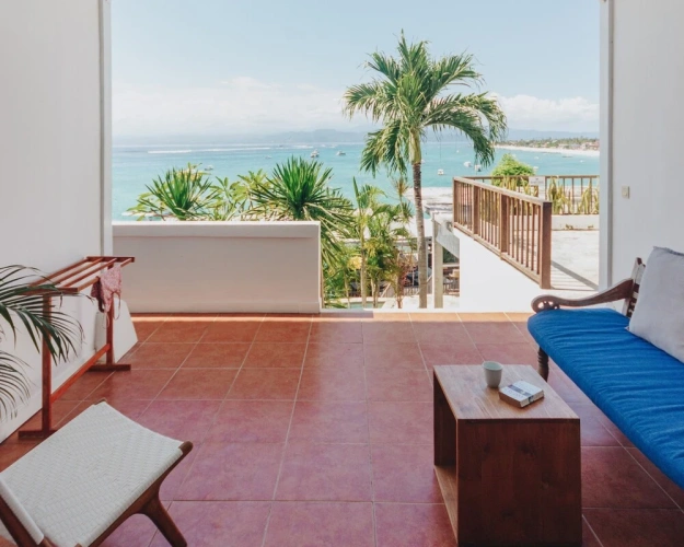Standard Twin room with partial ocean view