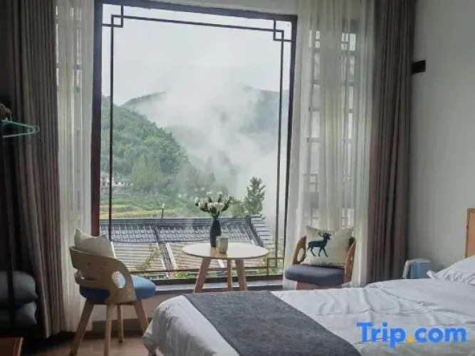 Standard Twin room with mountain view