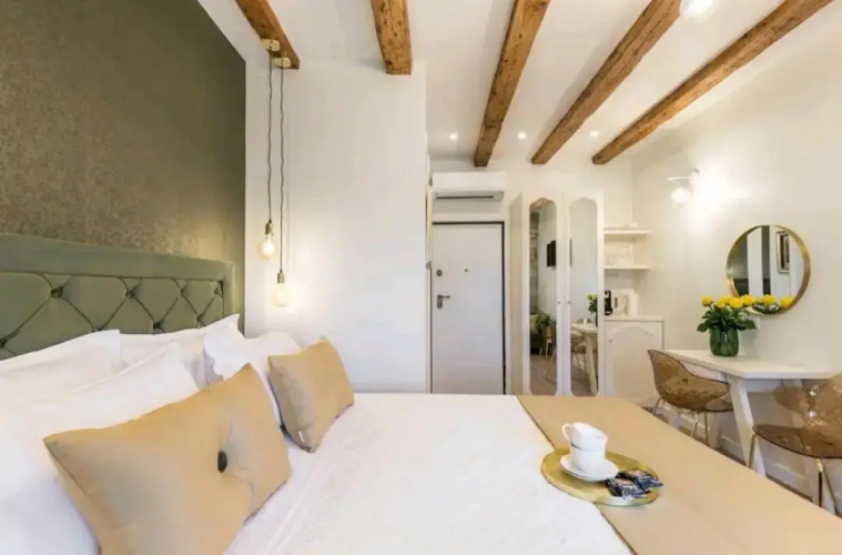 Old town vibes for 2, luxury room with sea view