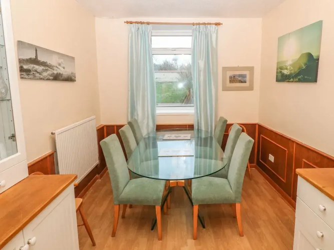 38 Plas Darien. Peredur Suite