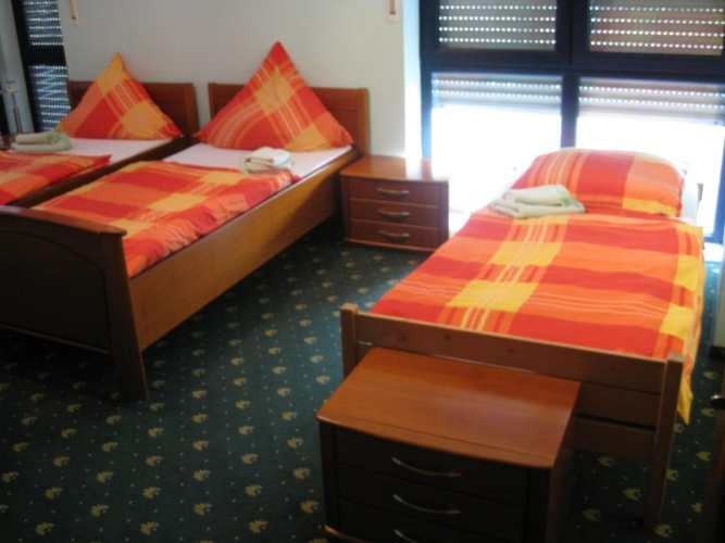 Standard Triple room