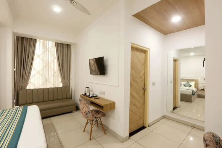 Hotel Emerald Suites & Banquet