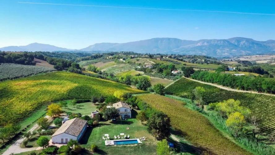 5 Bedrooms Villa