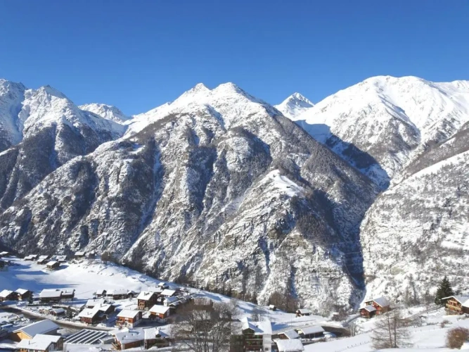 5 Bedrooms Apartment with mountain view