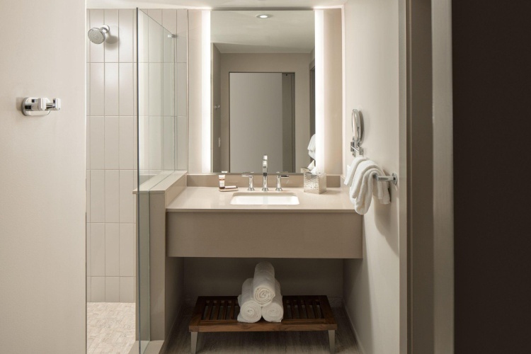 Standard Quadruple room with city view