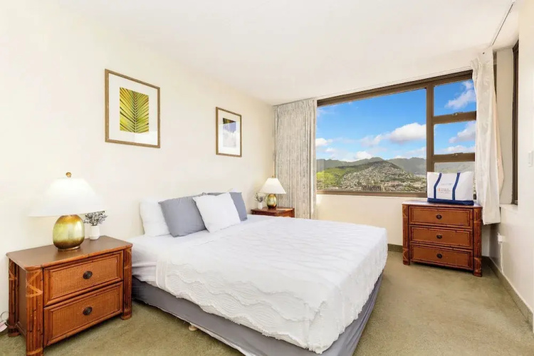 Waikiki Banyan 3409