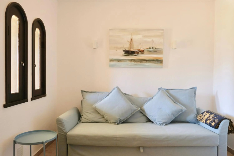 Peaceful & Spacious Apt with Parking & Queen Bed