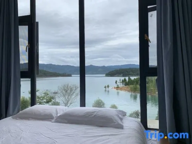 Standard Twin room with lake view