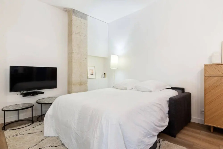 Chic & Contemporary Apartment With Two Bedroom - Image 8