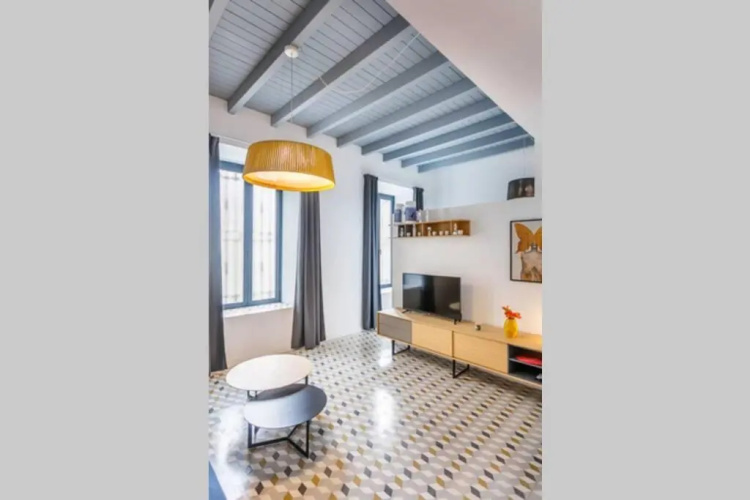 Pop Art, 2BD ground Central Apartment