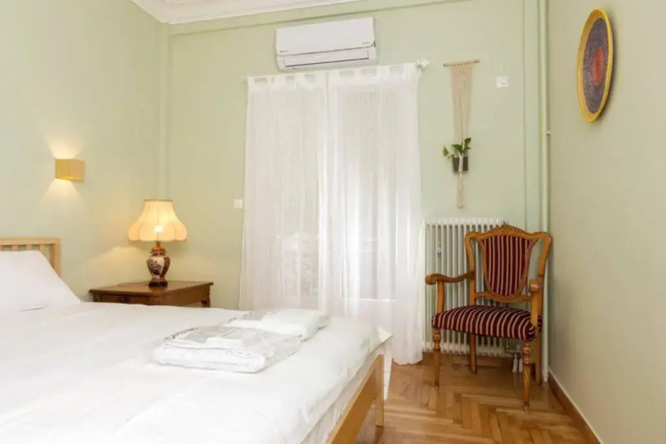 Iphigenia 2 bedroom retro downtown apartment