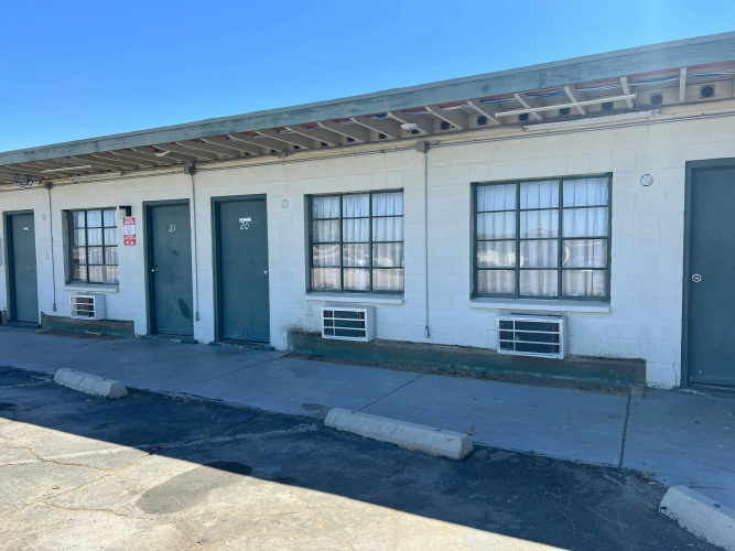 Carl's Motel - Mojave, CA