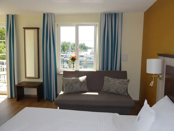 Deluxe Family room with balcony and with lake view