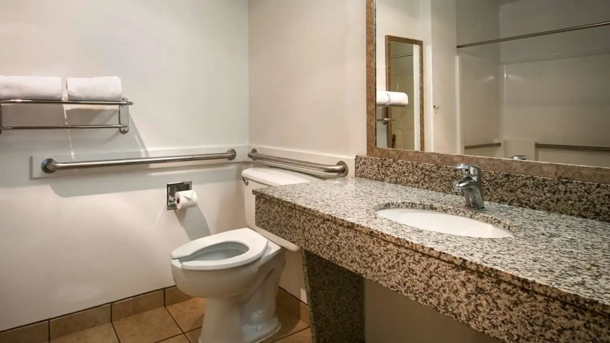 Oakridge Inn & Suites