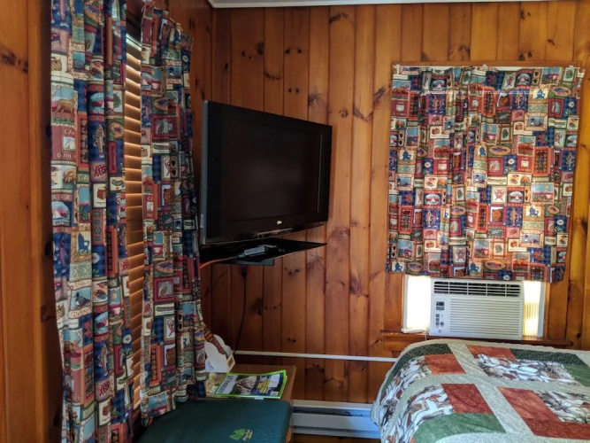 Pine Tree Motel & Cabins
