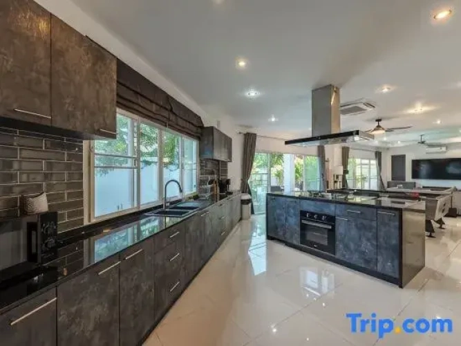 4 Bedrooms Family Villa