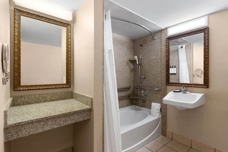 Wyndham Riverfront Little Rock photo 9