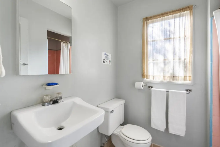 The New Star Motel with Studio-Kitchens: 1950s Extended-Stay Lodging and Retreat Center