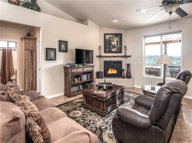 Casa Bien - Three Bedroom Cabin with Hot Tub