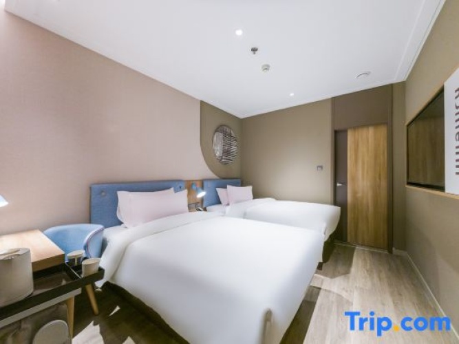 Standard Twin room with street view