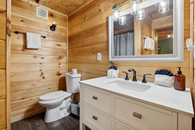 Blue Hawk Hideaway 3 Bedroom Cabin by RedAwning