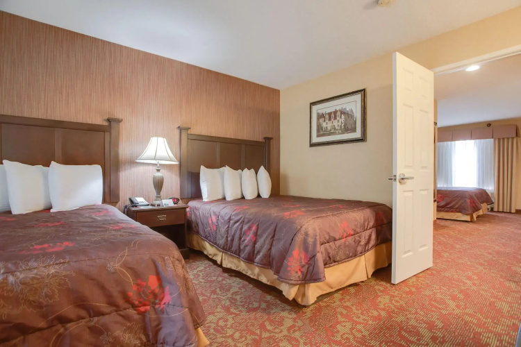 Castle Inn and Suites