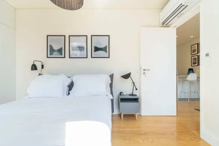 Modern 1BD w AC & Balcony
