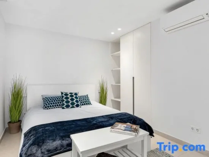 5 Bedrooms Villa