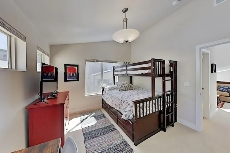 68jwdiq5 2 Bedroom Condo