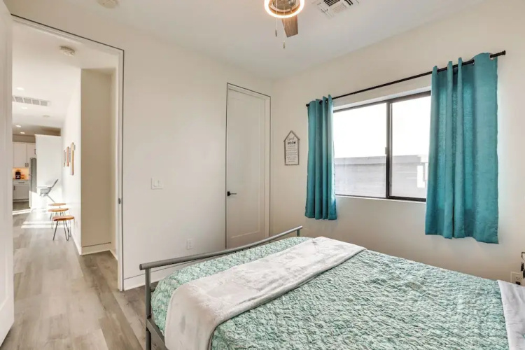 Shop, Dine & Unwind: Apt 2 Mi to Dtwn Phoenix!