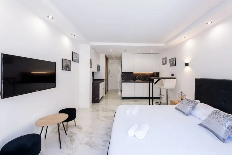 Large Studio Apartment With Terrace and sea View