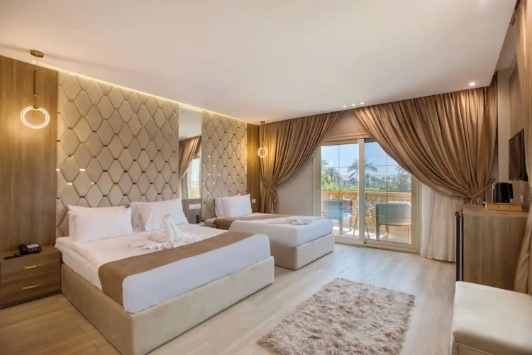 Deluxe Triple room with balcony
