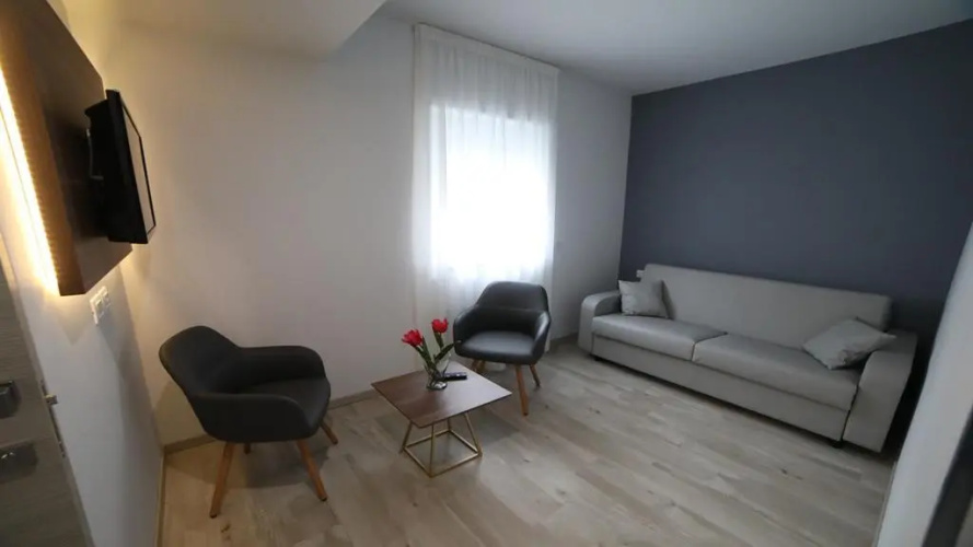 8 Room Hotel