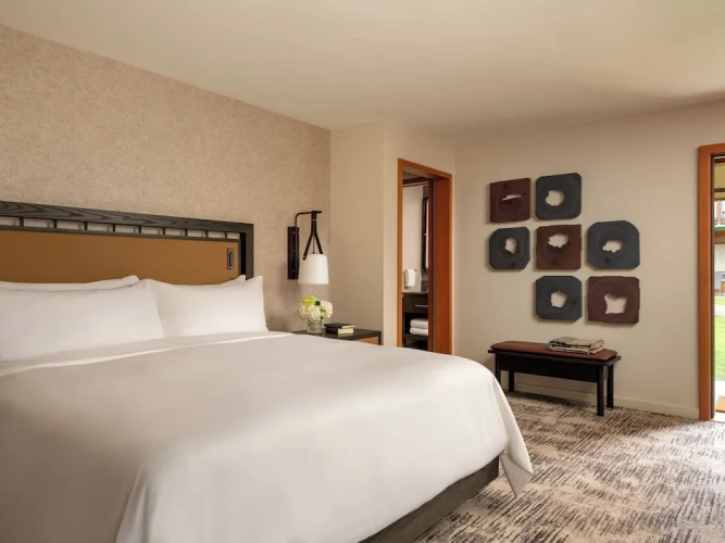 1 Bedroom Double Suite with lake view